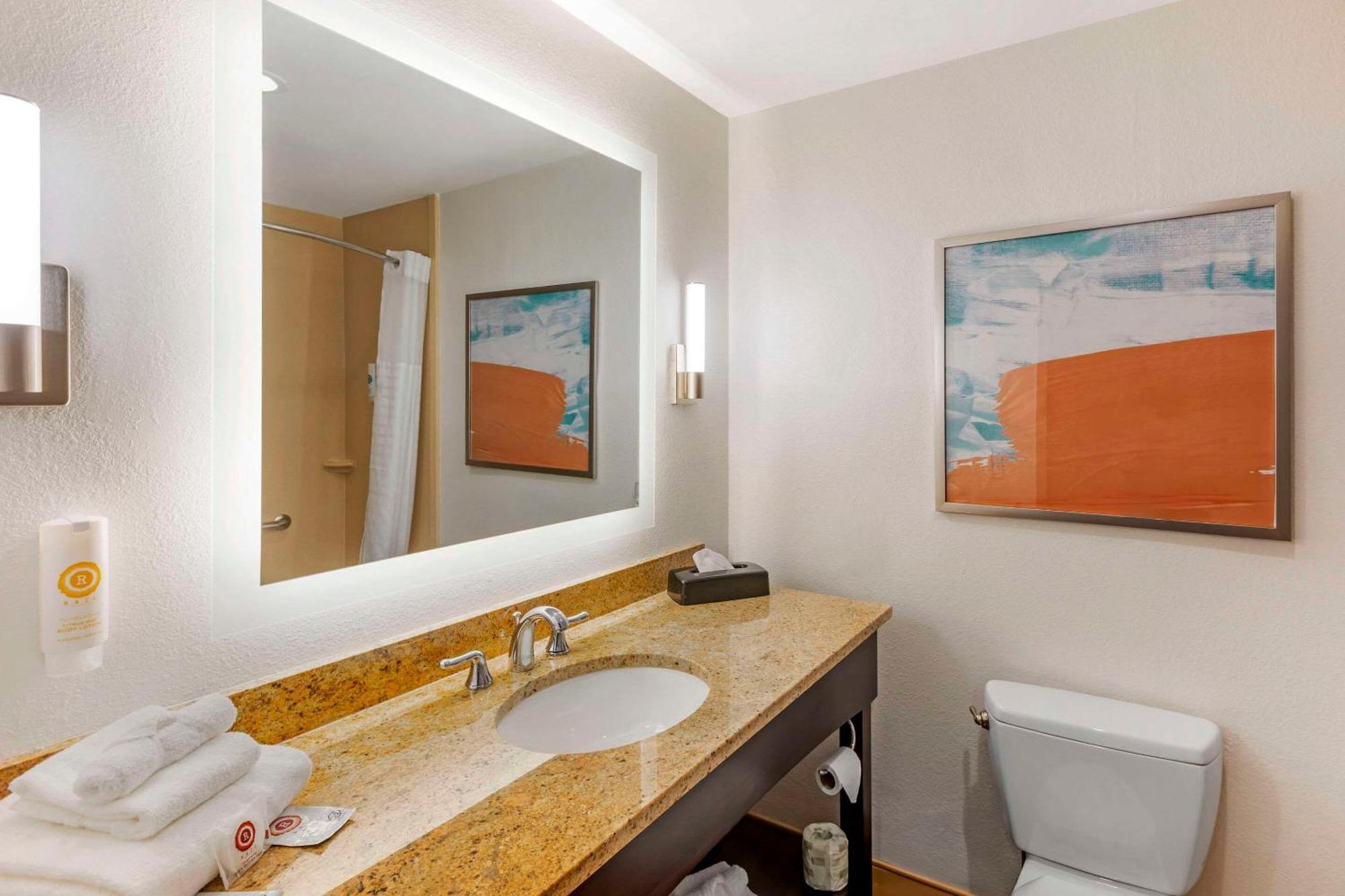 Hotel Comfort & At Turning Stone Casino